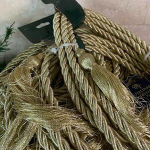 Holiday Garland gold - set of 7 bannaras silk w/ tassels